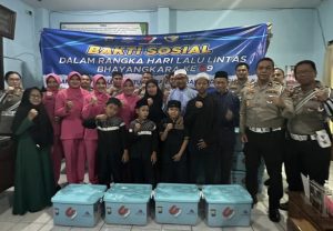 Peringati HUT Lalu Lintas ke-69 Dit Lantas Polda Jatim Gelar Baksos, Bansos Air Bersih dan Anjangsana
