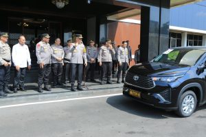 Polda Jatim Serahkan Walpri untuk Pengamanan Melekat Cagub-Cawagub dalam Pilkada Jatim 2024