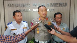 Ditlantas Polda Jatim Berikan Kaki Palsu pada Korban Lakalantas di HUT Lalu Lintas ke-69
