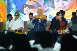 Bersama Keluarga Syaichona Cholil, Khofifah Hadiri Peluncuran Lagu Ngireng Haji Her Mile Khofifah
