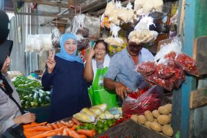 Dicurhati Pedagang Pasar Wonokromo, Khofifah: Pasar Tradisional Harus Tersentuh Transformasi Digital