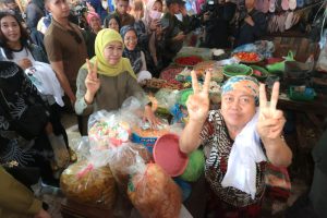 Dengarkan Keluhan Pedagang, Khofifah Dicurhati Soal Banjir di Pasar Pabean