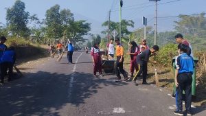 Menghadapi Musim Penghujan, FPRB Kecamatan Prigen Gelar Grebek Sampah Bersama Kelurahan Ledug dan SMKN 1 Prigen