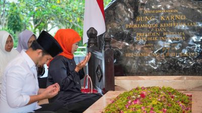 Ziarah di Blitar, Khofifah-Emil Kenang  Kedekatan Bung Karno dengan Ulama NU
