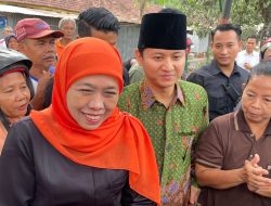 Berseragam Muslimat NU, Mas Ipin Dampingi Khofifah Sapa Masyarakat di Pasar Subuh Trenggalek