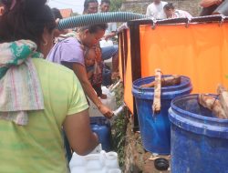 Pemkab Jombang Drop Air Bersih Ke Warga Manduro, pasca terbakarnya sumur pompa Pamsimas