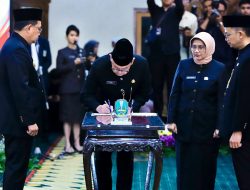 Pj Gubernur Adhy Karyono Lantik Empat Pejabat Pimpinan Tinggi Pratama di Jatim, Ini Pesannya