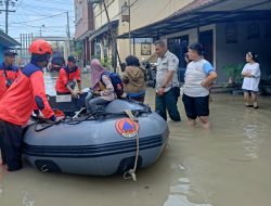 Respon Cepat Banjir Gresik, Tim BPBD Jatim Bantu Evakuasi Warga dan Serahkan Bantuan Logistik
