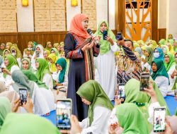Gubernur Khofifah Bersama Gubernur Sherly Kompak Apresiasi Program Sedekah 5 Ribu Telur Muslimat NU Malut
