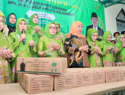 Gubernur Khofifah Bersama Jajaran PP Muslimat NU Distribusikan 1.000 Paket Lebaran dari Keluarga Jusuf Kalla untuk Masyarakat