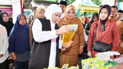 Gelar Pasar Pangan Murah di 38 Titik, Gubernur Khofifah Pastikan Sembako Terjangkau untuk Masyarakat