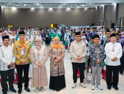 Lepas Kloter Pertama Jemaah Haji Embarkasi Surabaya, Gubernur Khofifah Titip Doa untuk Indonesia dan Jatim Aman Bahagia Sejahtera