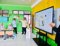 Presiden Prabowo Bersama Mendikdasmen Saksikan Demonstrasi Pembelajaran dengan Teknologi Smart Board