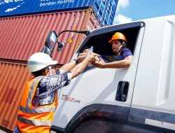 Peduli Sopir Truk, TPS Rutin Bagikan Paket Makanan Lewat Program Pelindo Peduli