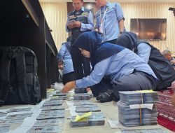 Dirjen Haji Bersama Petugas Gotong Royong Sortir Kartu Nusuk Jemaah
