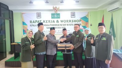 PC LP Ma’arif Surabaya Adakan Raker dan Workshop Sekaligus Pembagian 100 Laptop Operasional Sekolah