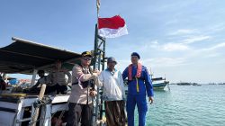 Semarakkan HUT ke-80 Kemerdekaan RI, Kapolres Probolinggo Bagikan Bendera Merah Putih di Pulau Gili Ketapang