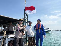 Semarakkan HUT ke-80 Kemerdekaan RI, Kapolres Probolinggo Bagikan Bendera Merah Putih di Pulau Gili Ketapang