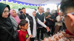 Dekatkan Akses Kebutuhan Pokok Terjangkau untuk Masyarakat, Gubernur Khofifah Gelar Pasar Murah di Surabaya
