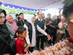 Dekatkan Akses Kebutuhan Pokok Terjangkau untuk Masyarakat, Gubernur Khofifah Gelar Pasar Murah di Surabaya