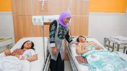 Gubernur Khofifah Besuk Korban Luka Kecelakaan Bus Wisata Bromo, Serahkan Santunan dan Doakan Kesembuhan