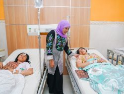 Gubernur Khofifah Besuk Korban Luka Kecelakaan Bus Wisata Bromo, Serahkan Santunan dan Doakan Kesembuhan