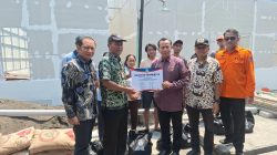 BPBD Jatim dan Komisi E DPRD Serahkan Bantuan untuk Warga Terdampak Kebakaran di Wonocolo
