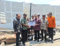 BPBD Jatim dan Komisi E DPRD Serahkan Bantuan untuk Warga Terdampak Kebakaran di Wonocolo