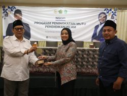 Ning Dini Terima Penghargaan FJN, Serukan Keadilan untuk Guru Madrasah