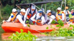 Khofifah Bersama Korps Marinir dan KLH Ajak Warga Jatim Jaga Sungai Lewat Aksi Bersih-Bersih Kali Surabaya