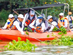 Khofifah Bersama Korps Marinir dan KLH Ajak Warga Jatim Jaga Sungai Lewat Aksi Bersih-Bersih Kali Surabaya