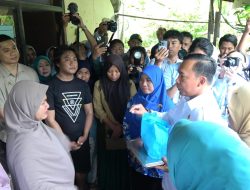 Menteri Wihaji Kunjungi Keluarga Berisiko Stunting di Lamongan, Beri Bantuan Hingga Renovasi Rumah