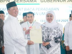 Gubernur Khofifah Bersama Menteri Nusron Wahid Serahkan 2.532 Sertipikat Tanah Wakaf dan Tempat Ibadah di Jatim