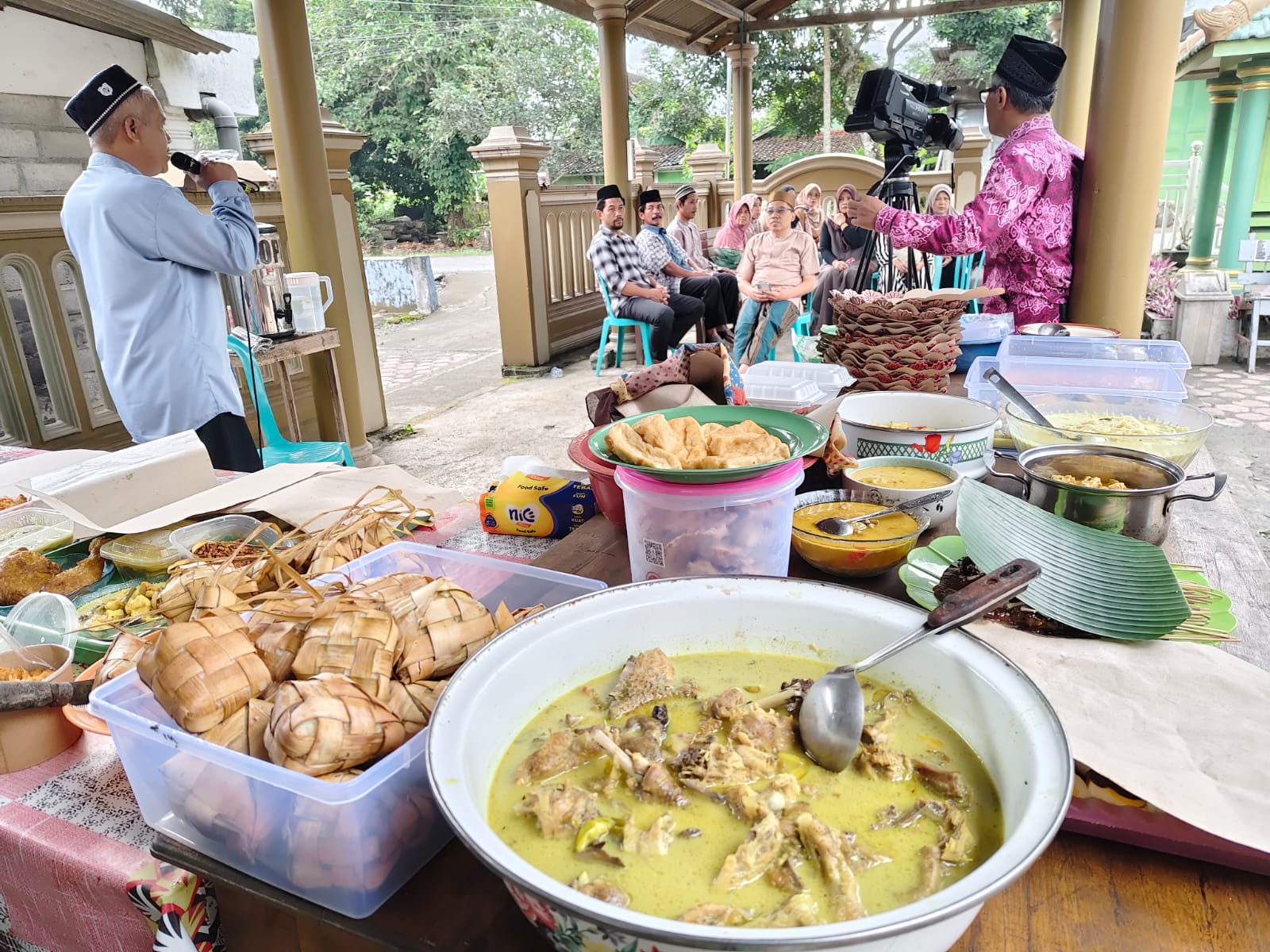 Tradisi Kupatan di Masjid Al Akbar Blitar, Warga Gelar Syukuran Perkuat Silaturahmi Pasca Lebaran