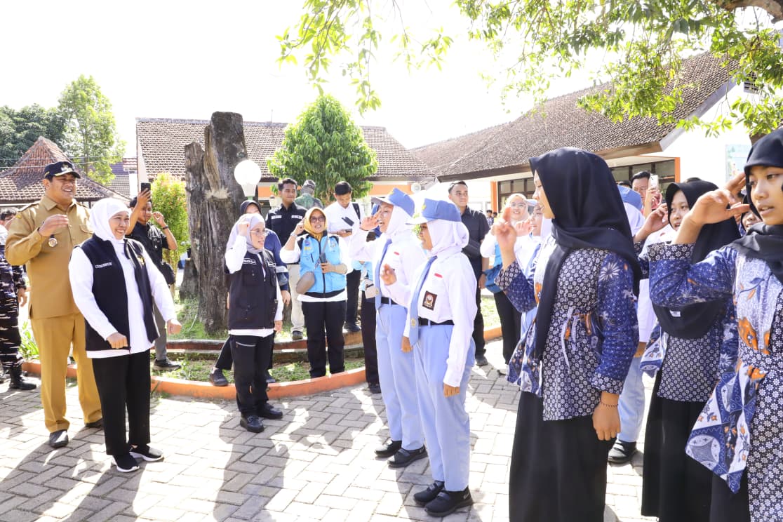 Gubernur Khofifah Resmi Berlakukan Pembatasan Gadget di SMA, SMK, dan SLB se-Jatim