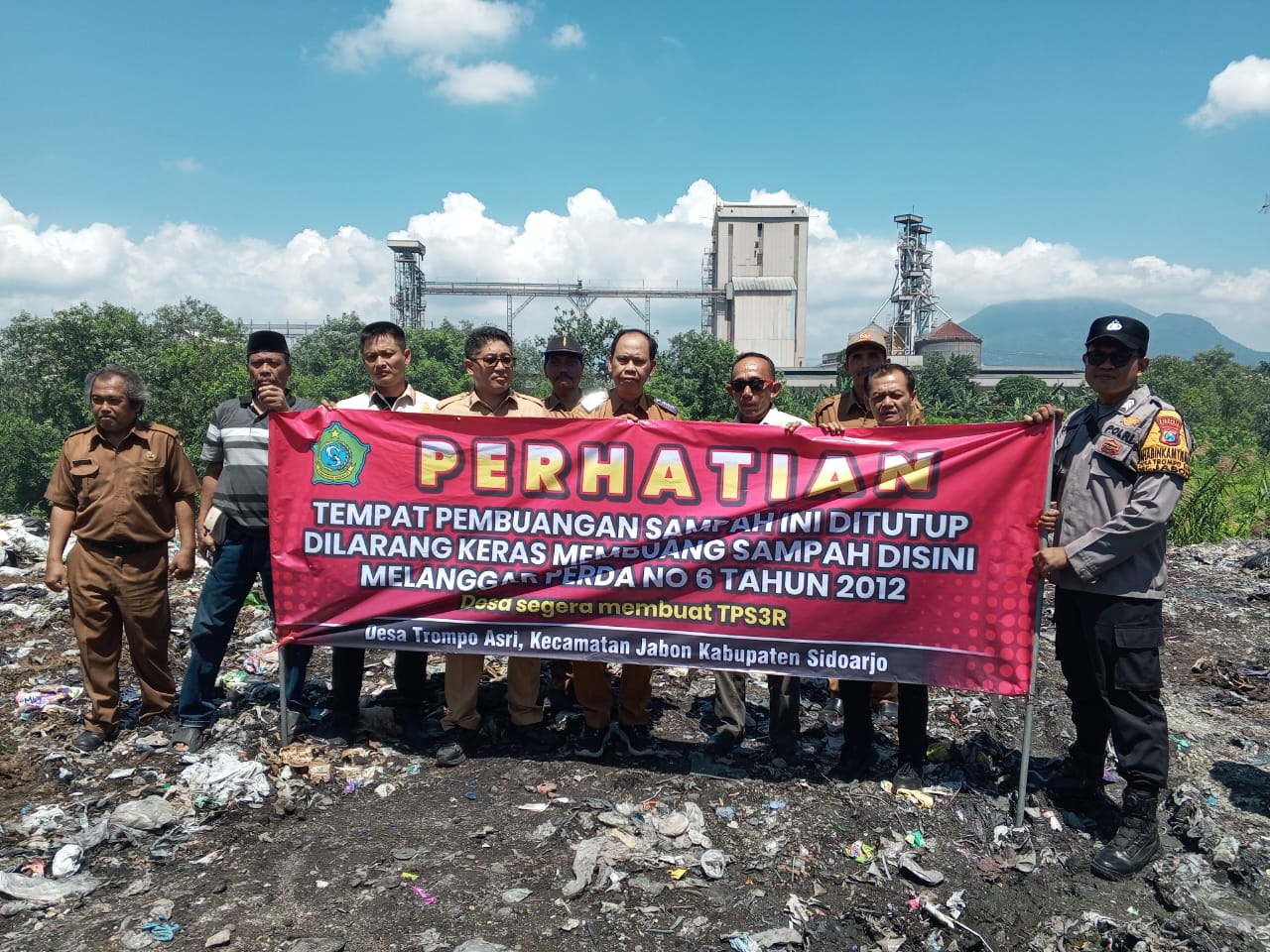 Ditemukan Sampah Industri, DLHK Sidoarjo Tutup TPA Liar di Desa Trompoasri Jabon.