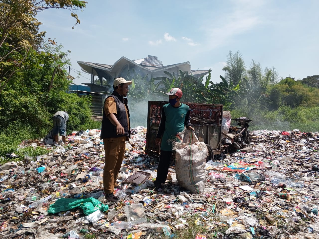 Sampah Menumpuk, TPST Desa Ketegan Terbengkalai Akibat Kurangnya Infrastruktur dan Minimnya Dukungan Finansial.