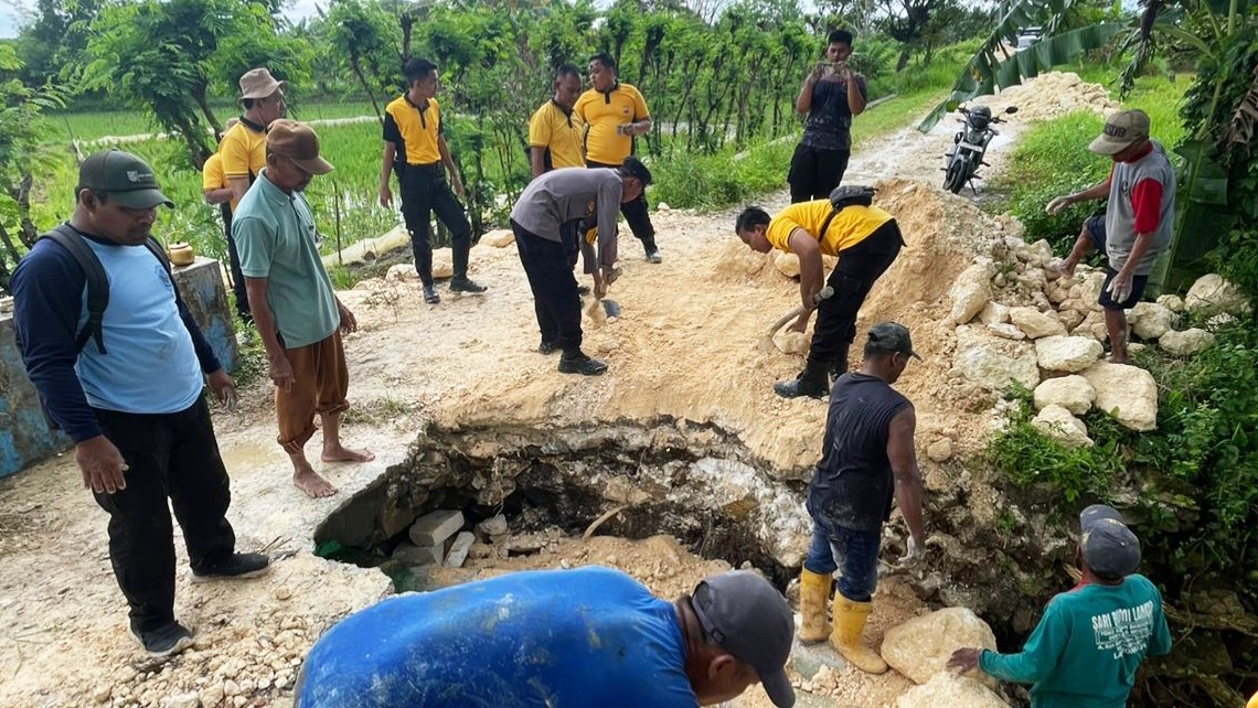 Jembatan Poros di Solokuro Lamongan Ambrol, Polisi-Warga Kompak Perbaiki