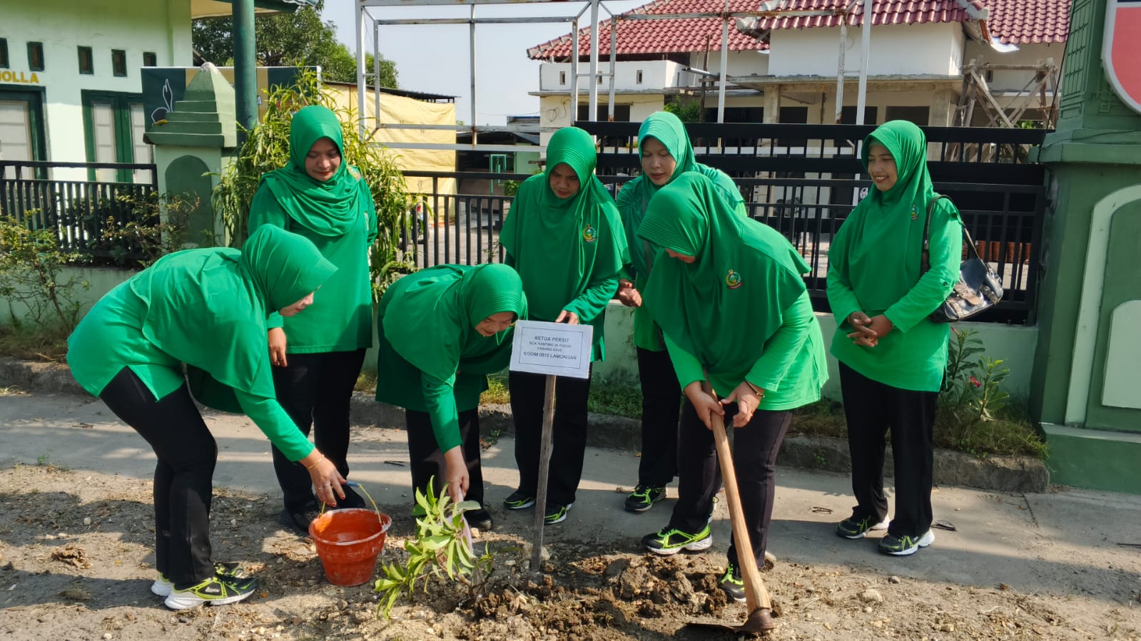 HUT ke-80 Persit KCK, Ibu-ibu di Sukodadi Lamongan Hijaukan Markas Koramil