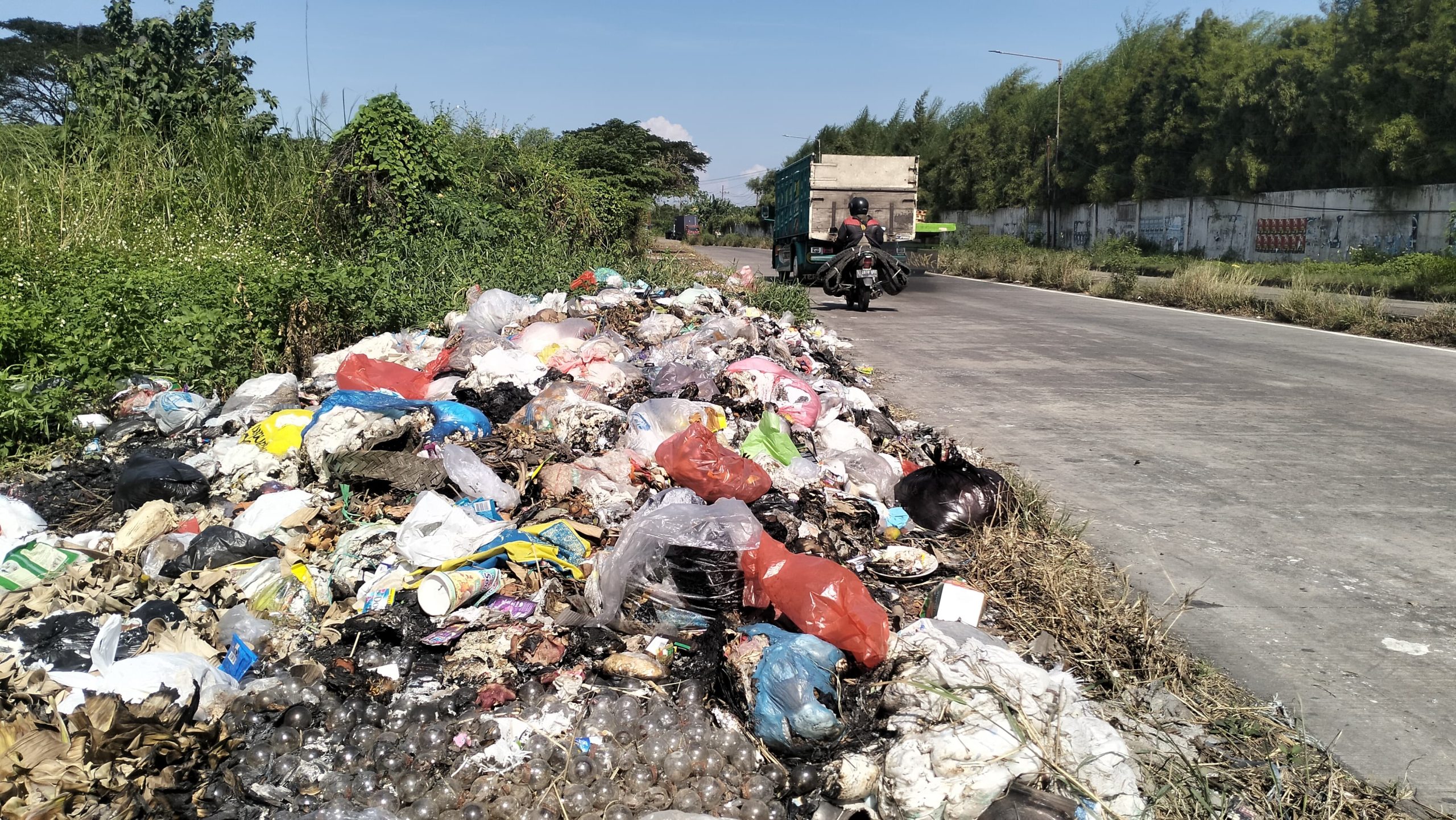 Darurat Sampah Liar Setahun Menggunung, Warga Prambon Menanti Solusi Pemerintah Daerah
