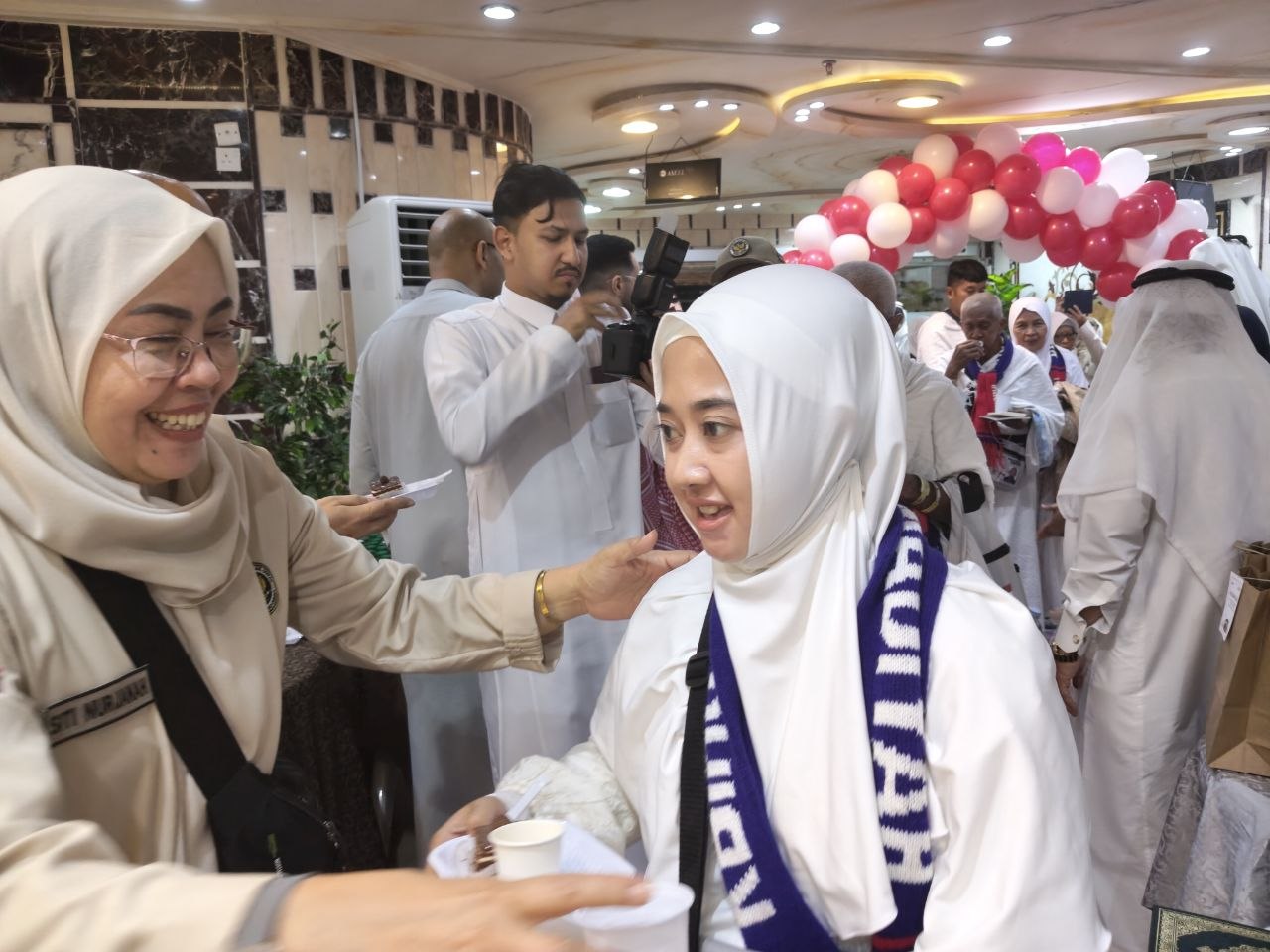 Senyum Hangat dan Lantunan Shalawat Sambut Jemaah Haji Indonesia di Makkah