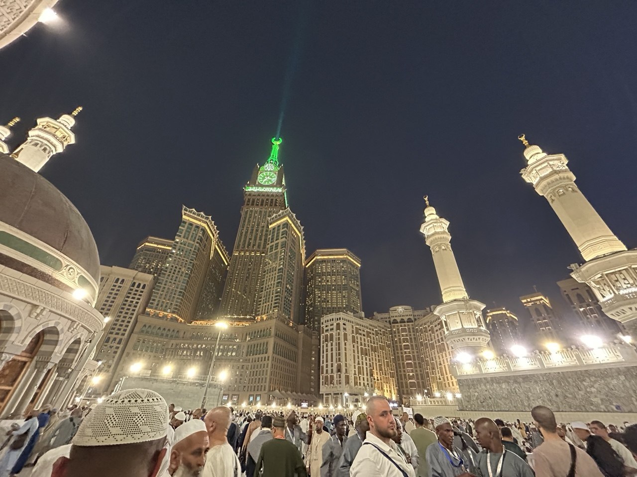 Alarm Spiritual Puncak Haji, Cahaya Hijau Menara Jam Makkah Menyala Saat Maghrib