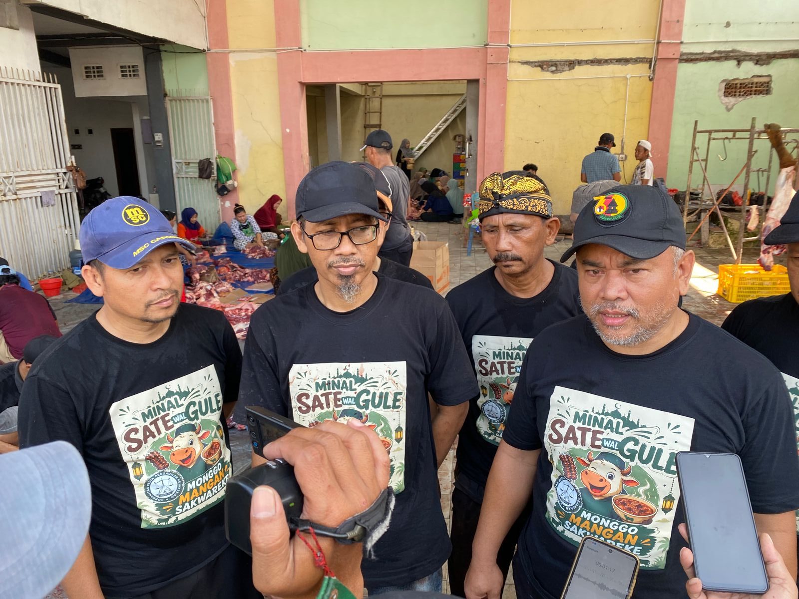 KOMPAK Bagikan 1.000 Paket Daging Kurban dengan Besek dan Daun Jati, Usung Semangat Go Green dan Kepedulian Sosial