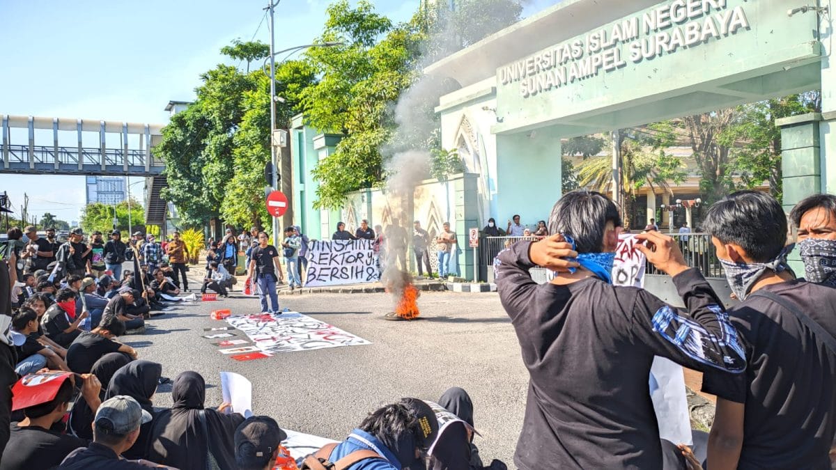 Mahasiswa UINSA Gelar Aksi Damai, Desak Kepemimpinan Baru dan Tata Kelola Kampus yang Lebih Baik