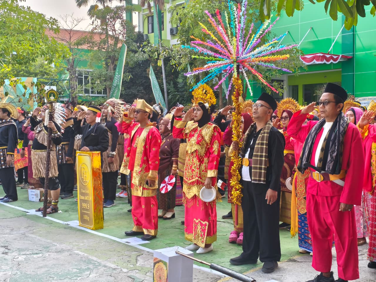 ​Unik! Upacara HUT RI ke-81 di UNISLA Bertabur Busana Adat Nusantara
