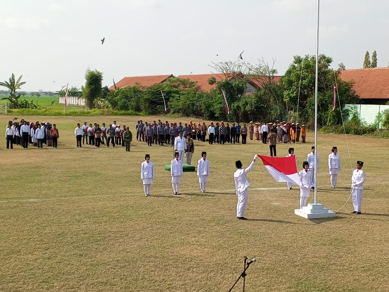Santri di Sidoarjo Jadi Petugas Paskibra Upacara HUT RI ke-81 di Desa Panggreh.