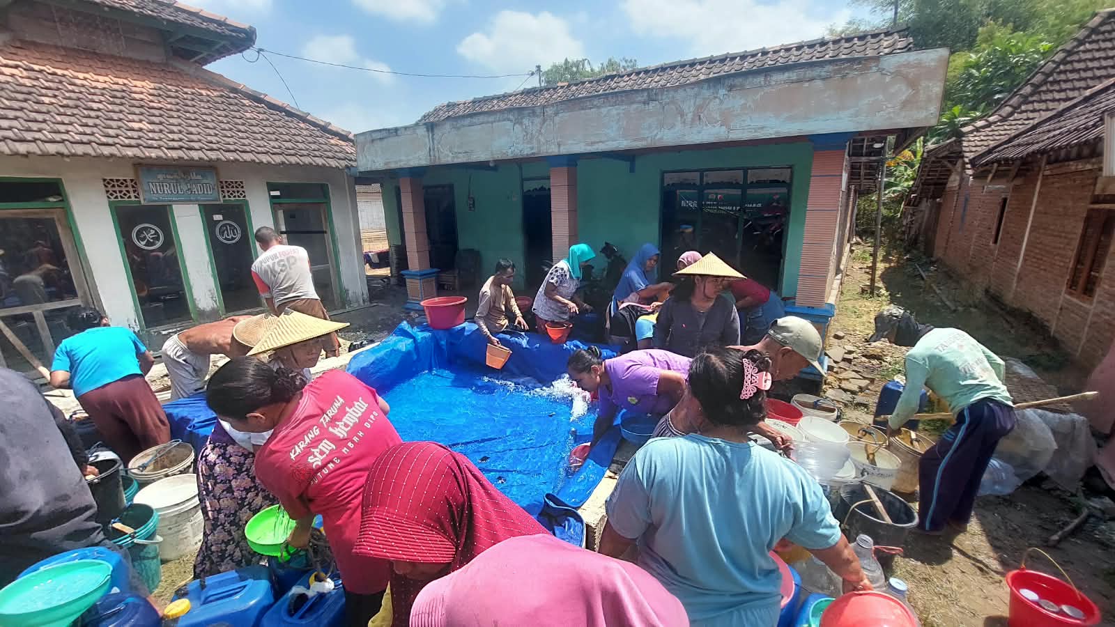 Peringati HUT ke-28, IJTI Bojonegoro Bersama TNI dan BPBD Salurkan Air Bersih di Tlogohaji Sumberrejo