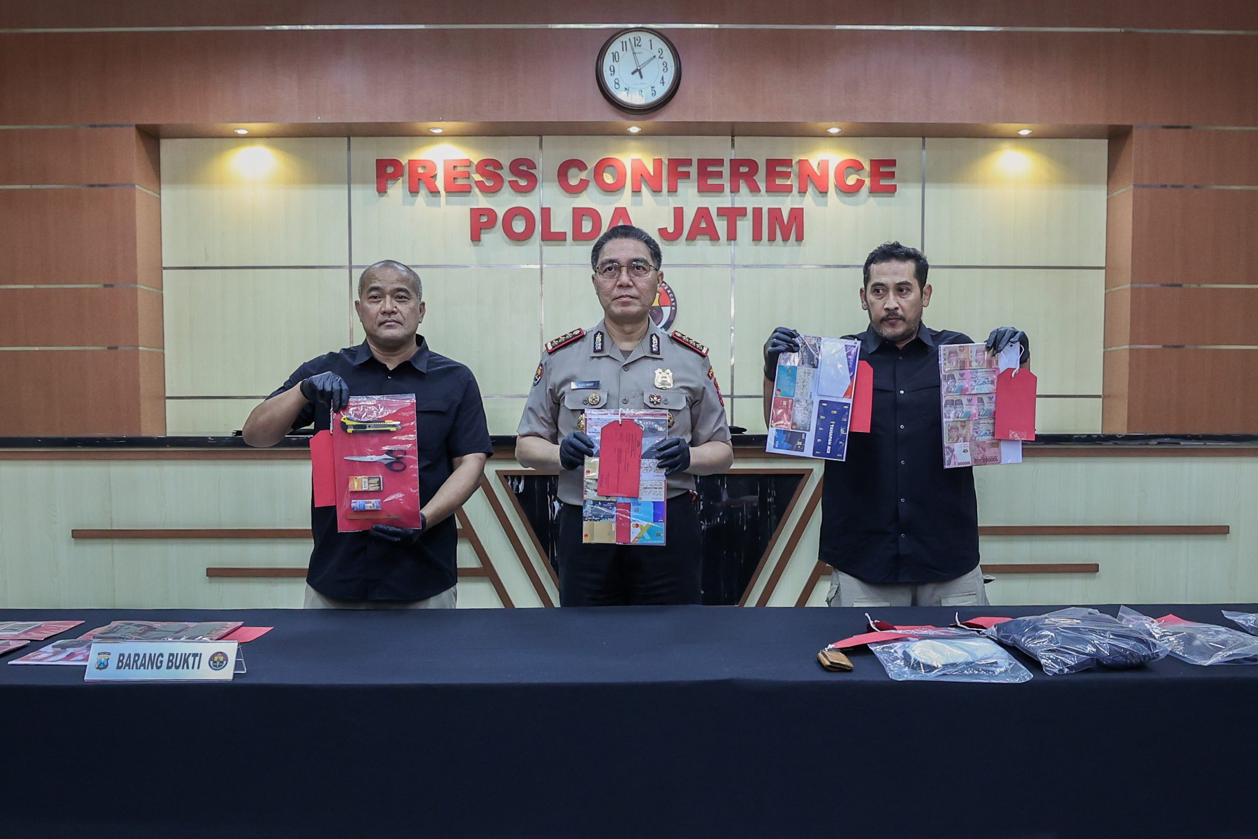 Kartu ATM Ditukar, PIN Diintip: Komplotan Ganjal ATM Lintas Provinsi Dibekuk Polda Jatim